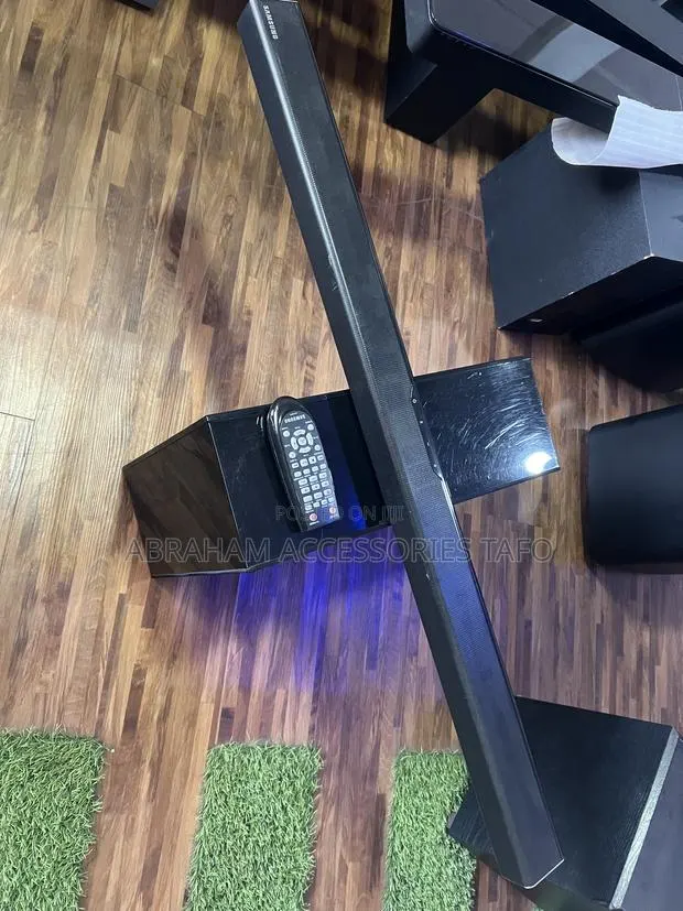 Samsung HW-J550 Soundbar · Photo 1