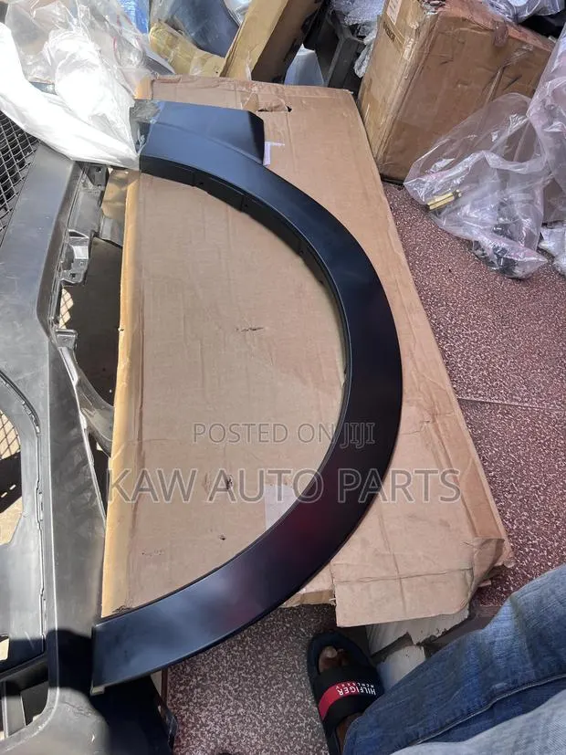 2010,2012,2013,2014,2015,2016 Fender Moulding for Mitsubishi Pajero · Photo 1
