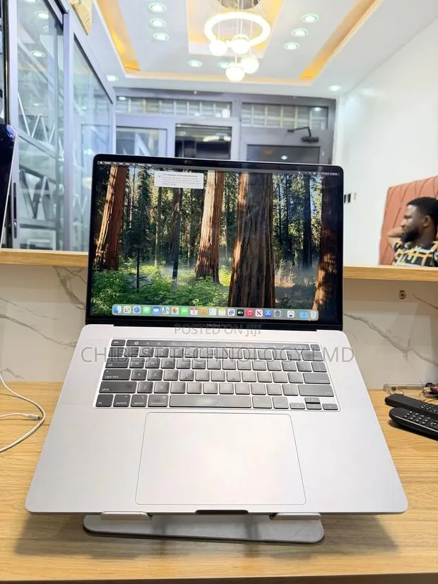 Laptop Apple MacBook Pro 2019 16GB Intel Core i9 SSD 1T · Photo 1