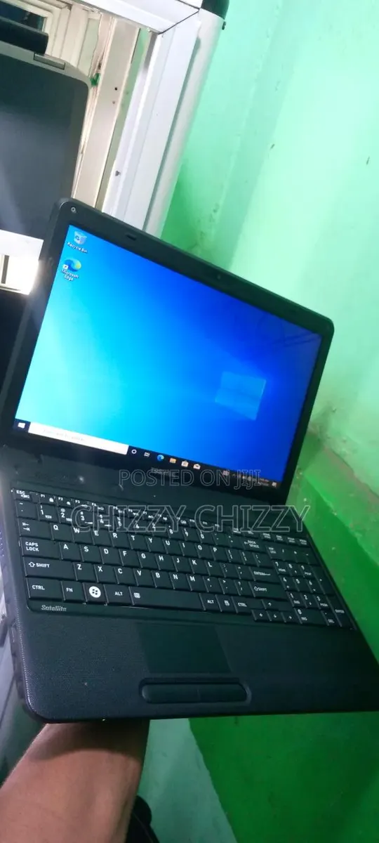 Laptop Toshiba Satellite C655 4GB Intel Core I3 HDD 320GB · Photo 1