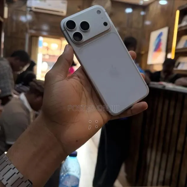 Apple iPhone 17 Pro Max 1 TB Silver · Photo 1