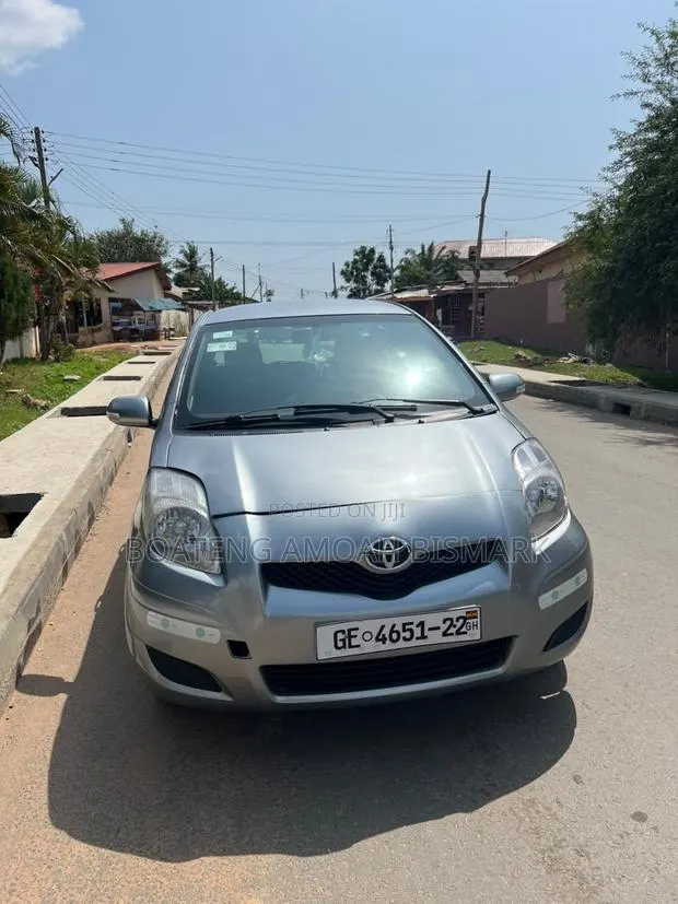 Toyota Vitz 2010 Gray · Photo 1