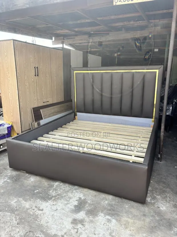 Leather Queensize Bed · Photo 1