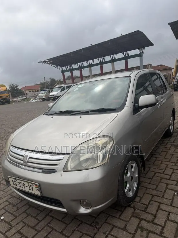 Toyota Raum 1.5 FWD 2010 Silver · Photo 1