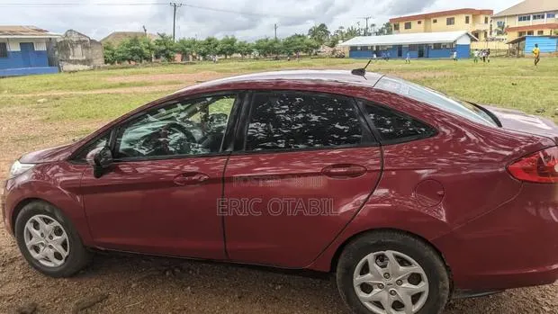 Ford Fiesta SE Sedan 2013 Red · Photo 1