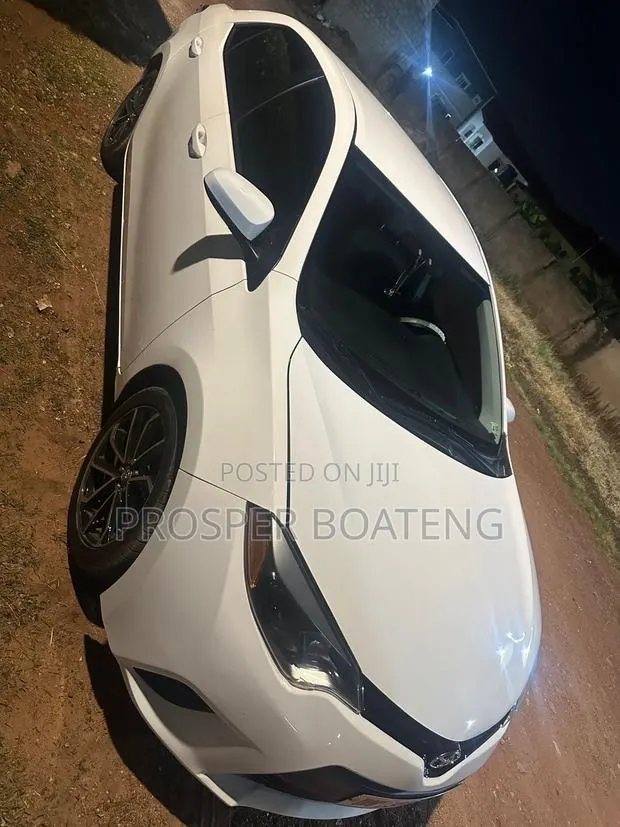 Toyota Corolla LE 4dr Sedan (1.8L 4cyl CVT) 2016 White · Photo 1