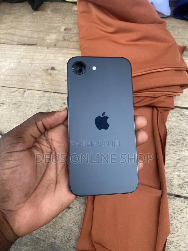 Apple iPhone 16e 128 GB Black · Photo 1