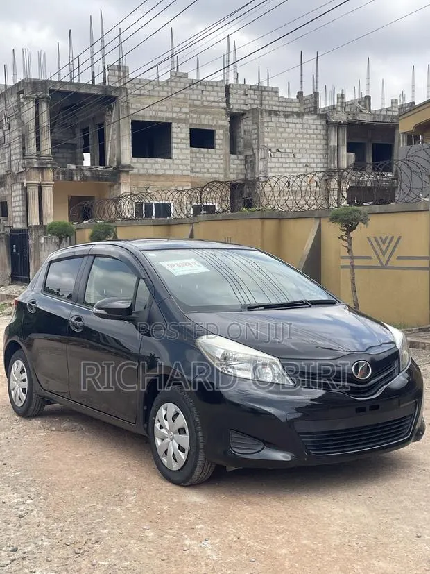 Toyota Vitz 1.3 AWD 3dr 2013 Black · Photo 1