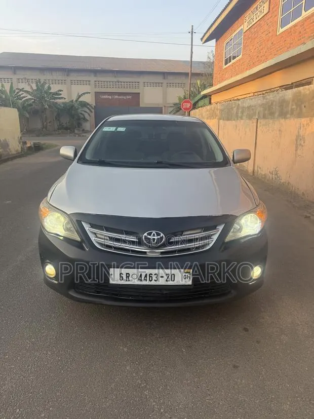 Toyota Corolla LE 4dr Sedan (1.8L 4cyl 4A) 2013 Silver · Photo 1