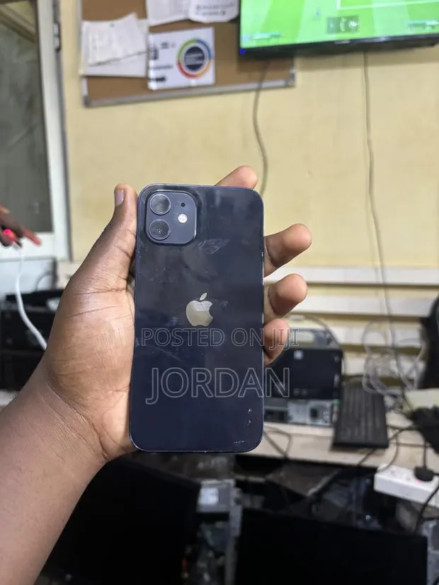 Apple iPhone 12 64 GB Black · Photo 1
