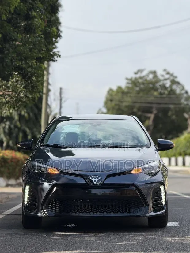 Toyota Corolla XSE 4dr Sedan (1.8L 4cyl CVT) 2017 Gray · Photo 1