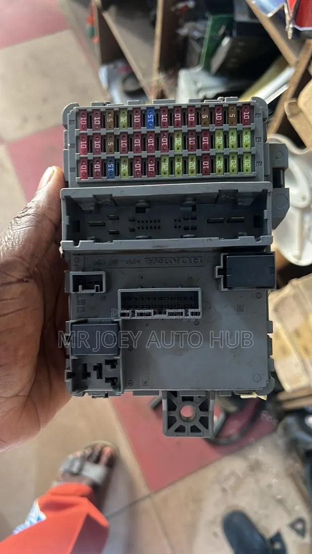 Honda CRV 2017-2022 Dashboard Fuse Board · Photo 1