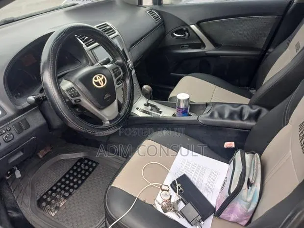 Toyota Avensis 2015 Silver · Photo 1