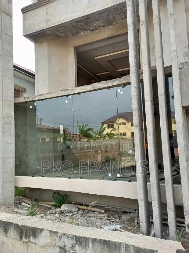 Fixed Glass Partition · Photo 1