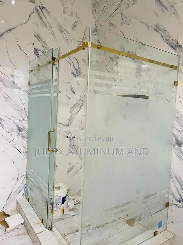 10mm Tempered Glass With Gold Accessories · Photo 1
