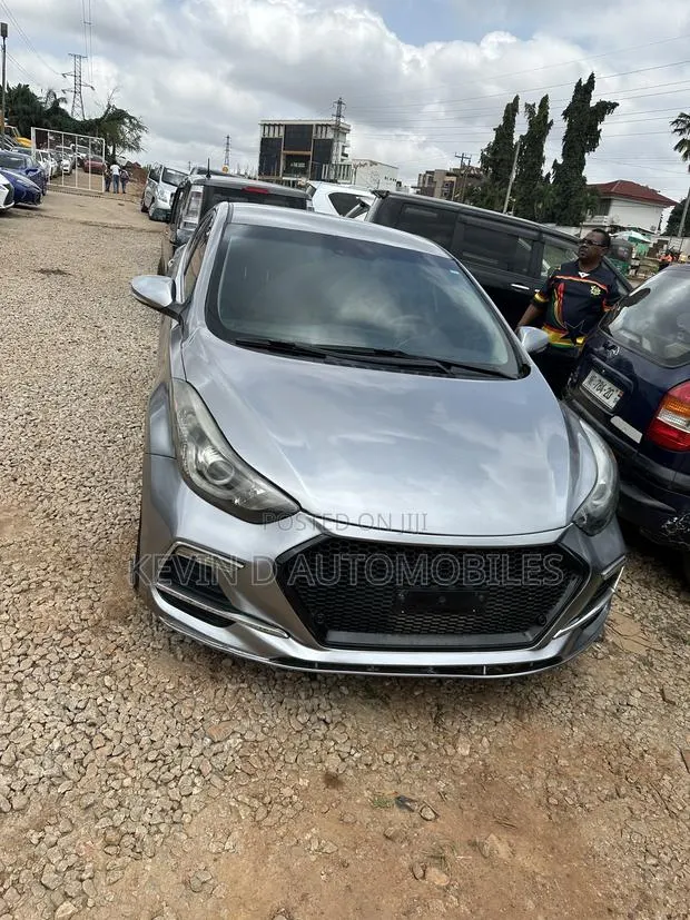 Hyundai Elantra SE 4dr Sedan (1.8L 4cyl 6A) 2015 Gray · Photo 1