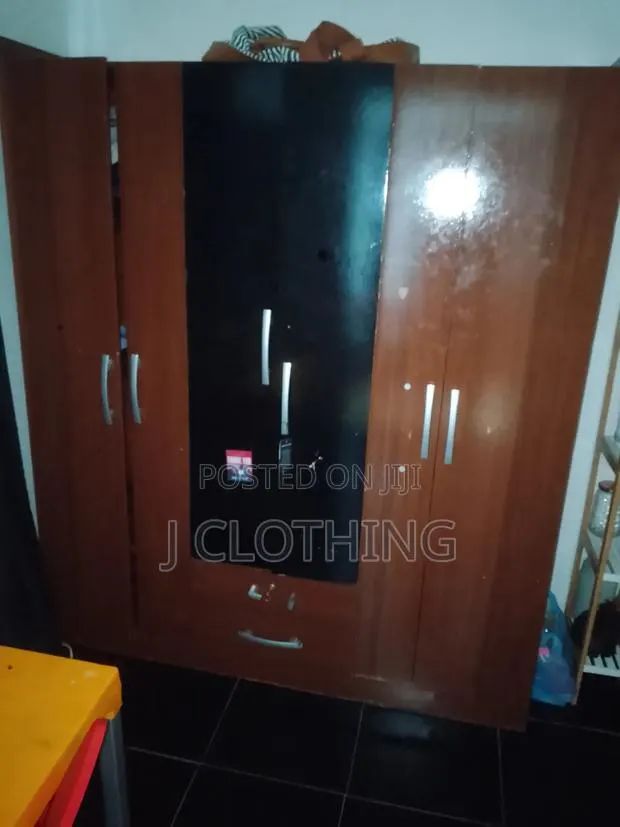 Room Wardrobe · Photo 1