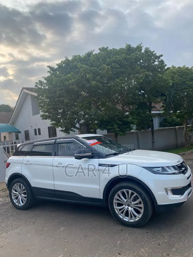 Land Rover Range Rover Evoque SE 5dr 4x4 (2.0L 4cyl 9A) 2016 White · Photo 1