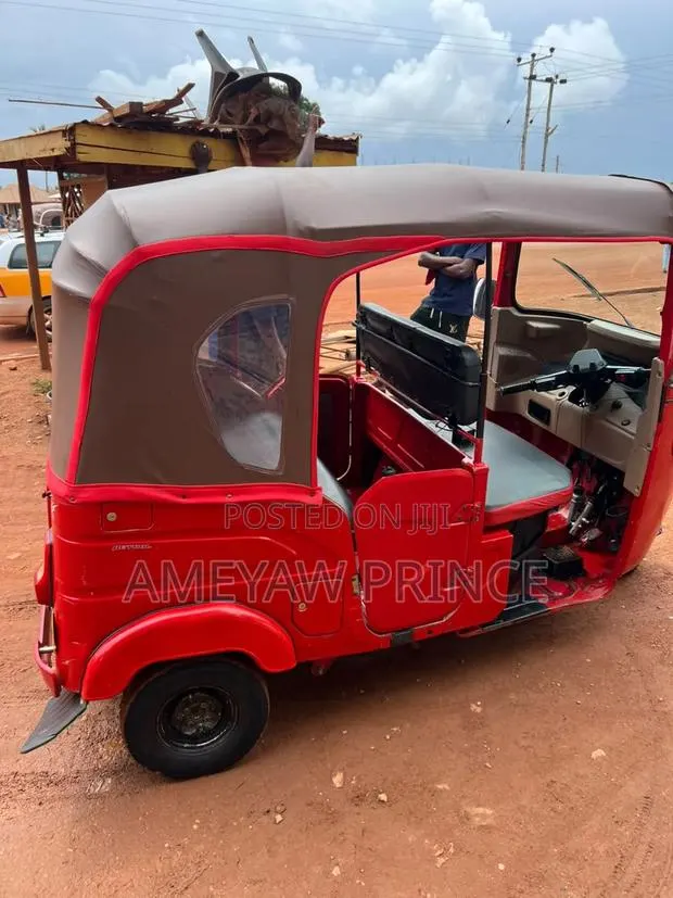 Bajaj RE 2026 Red · Photo 1
