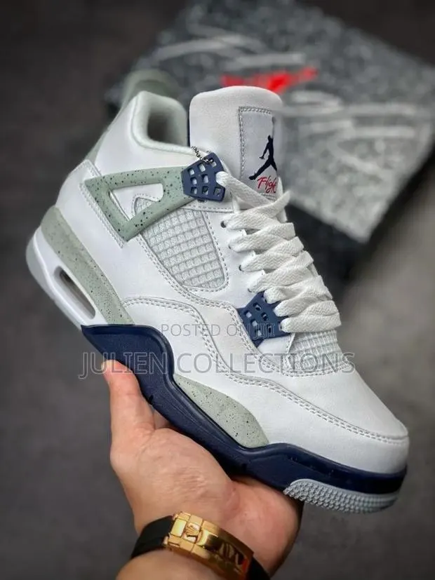 Jordan Retro 4 Midnight Navy · Photo 1