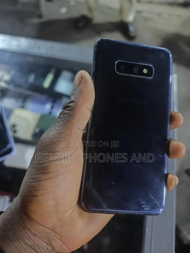 Samsung Galaxy S10e 128 GB Black · Photo 1