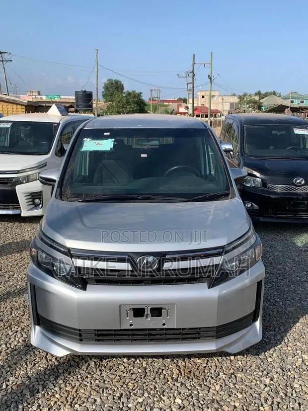 Toyota Voxy 2015 Silver · Photo 1