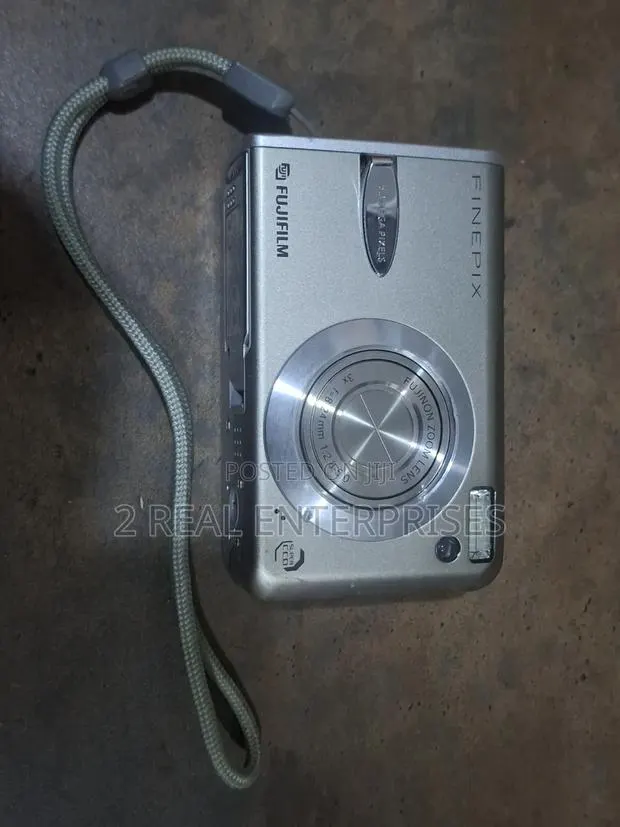 Fujifilm FinePix F30 6.3MP Digital Camera · Photo 1