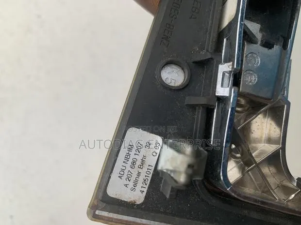 Mercedes Shifter Wood Trim Bezel · Photo 1
