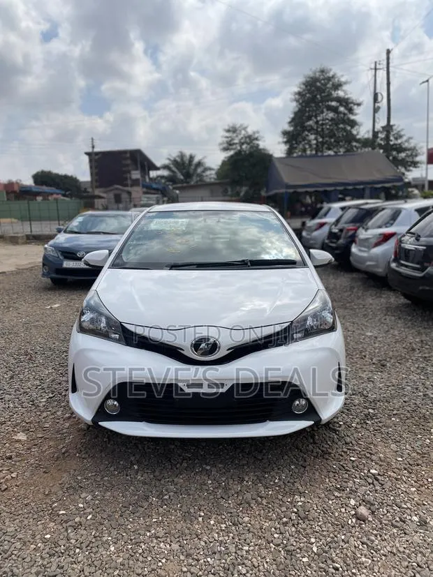 Toyota Vitz 1.3 FWD 5dr 2015 White · Photo 1