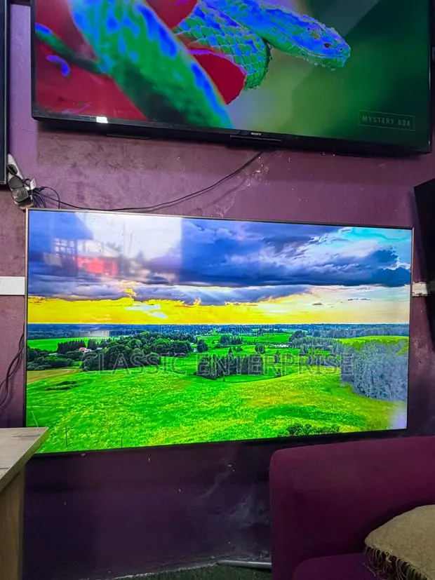 Samsung Qled 65 Inches Smart UHD 4k Graphics Wit Slight White on Edge · Photo 1