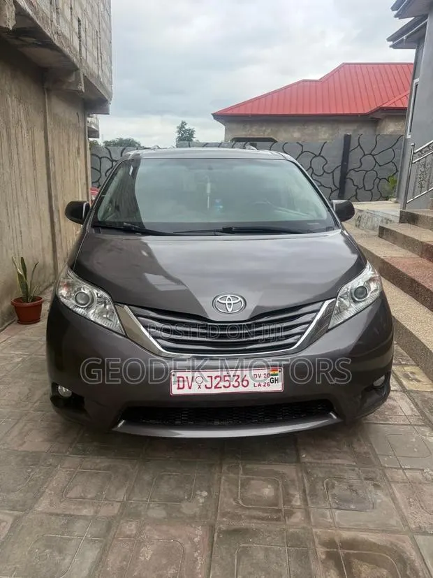 Toyota Sienna XLE Premium 7 Passenger (3.5L 6cyl 8A) 2017 Gray · Photo 1