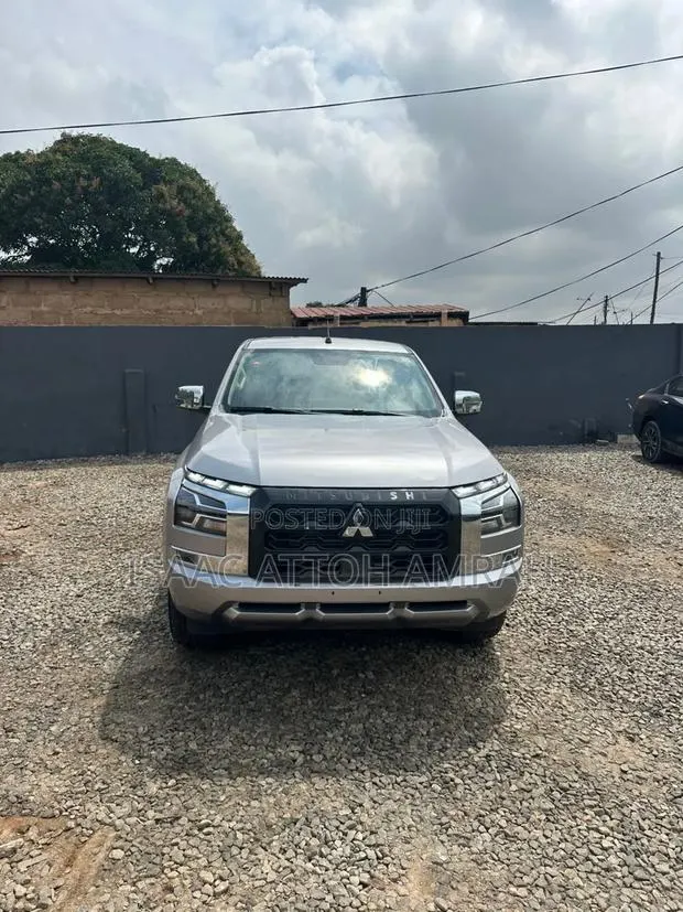 Mitsubishi L200 2024 Gray · Photo 1