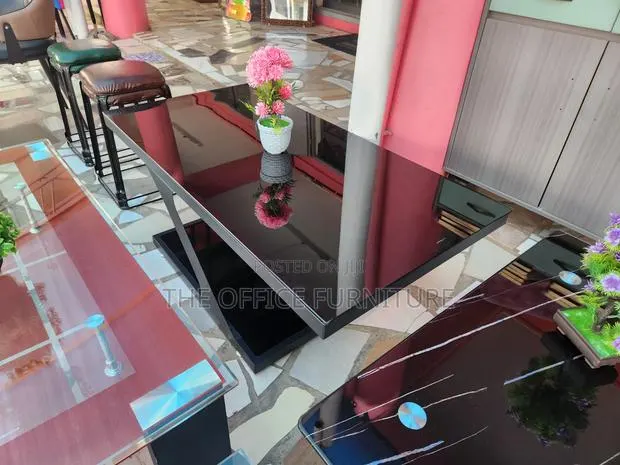 Glass Center Table · Photo 1