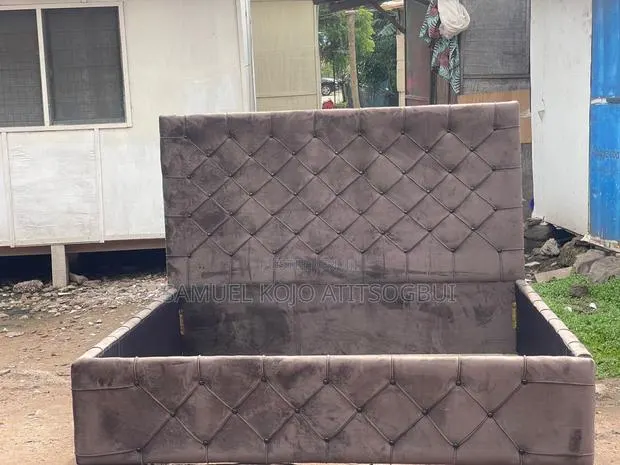 Queen Size Bed Frame · Photo 1