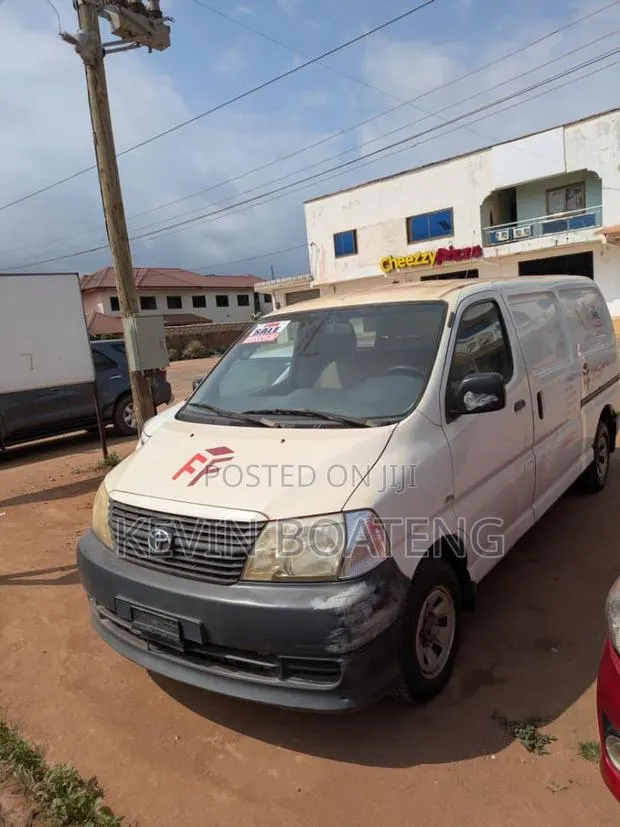Toyota HiAce 2010 White · Photo 1
