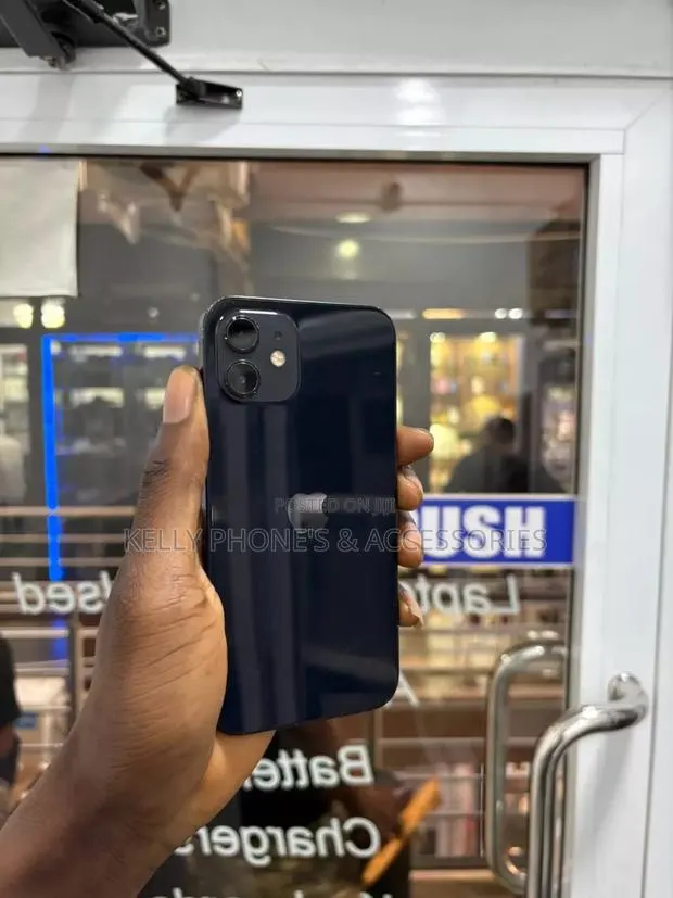 Apple iPhone 12 128 GB Black · Photo 1