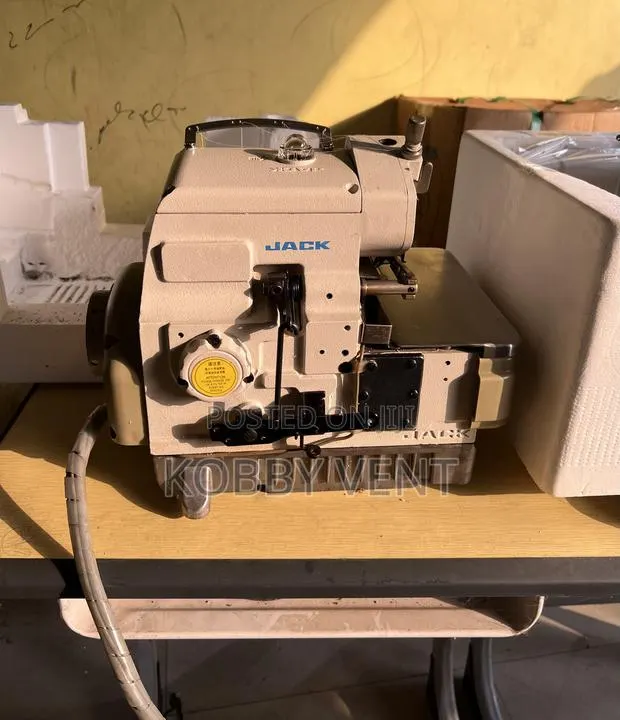 Industrial Jack 4 Tread Knitting Sawing Machine · Photo 1