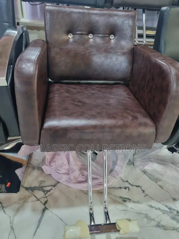 Barber Chair With Adjustable Headrest · Photo 4