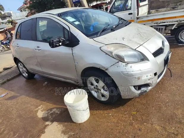 Toyota Vitz 1.0 FWD 3dr 2010 Silver · Photo 1