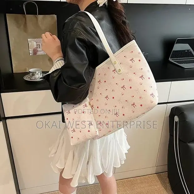 Stylish Spacious Tote Bag · Photo 1