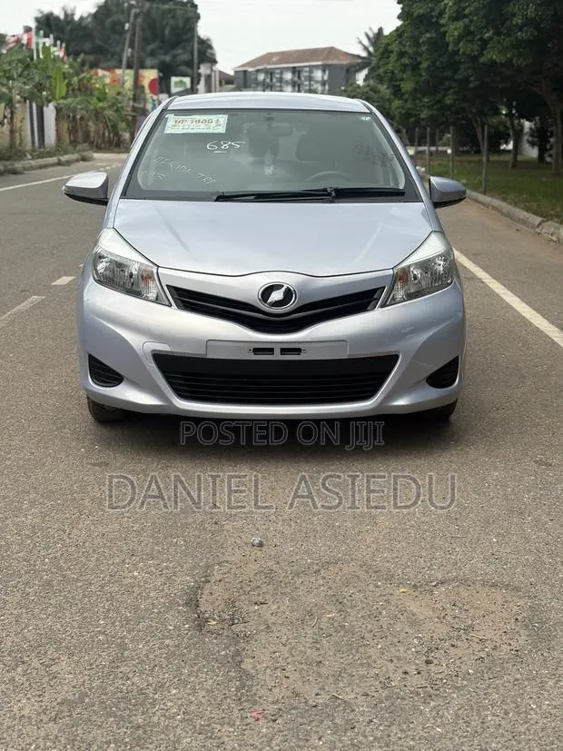Toyota Vitz 1.3 AWD 3dr 2013 Silver · Photo 1