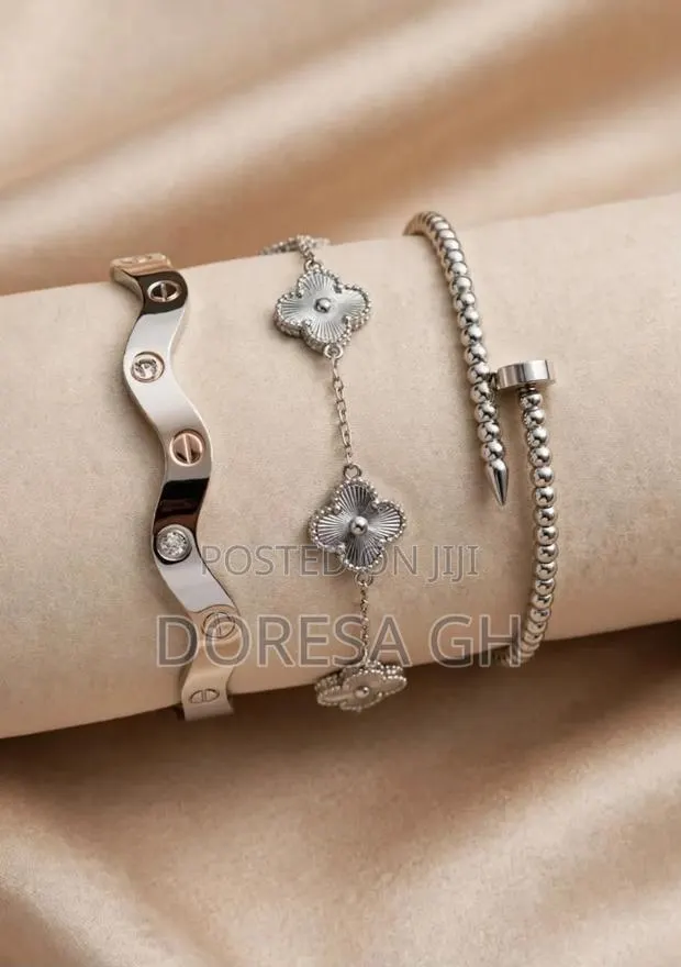 Bangle and Bracelet Set With Gift Case for Ladies · Photo 1