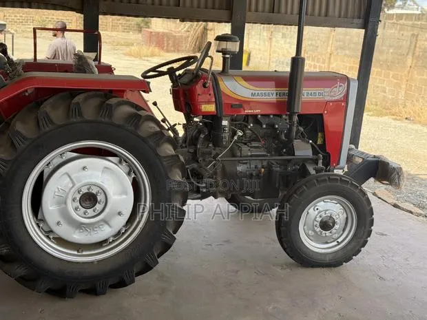Massey Ferguson Tractor · Photo 4
