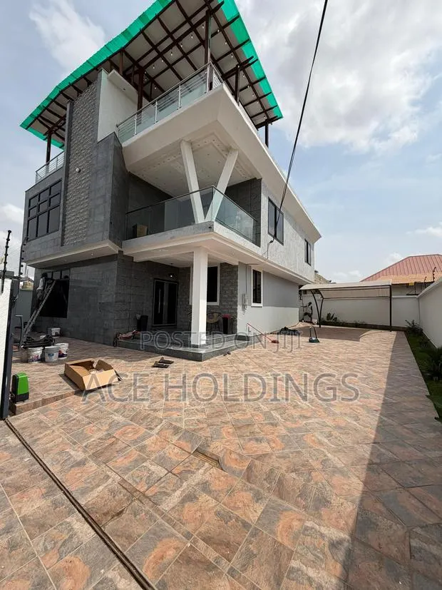 4bdrm Mansion in Borteyman - Tema for sale · Photo 1