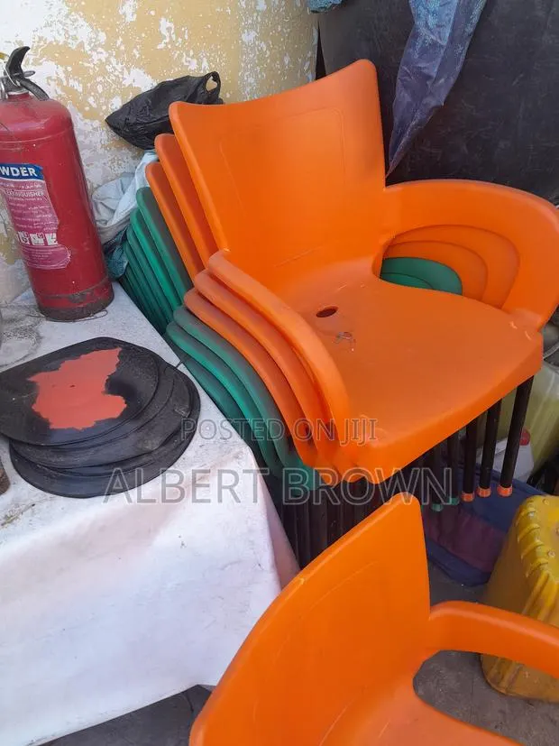 Plastic Chairs With Metal Leg for Sale · Photo 1