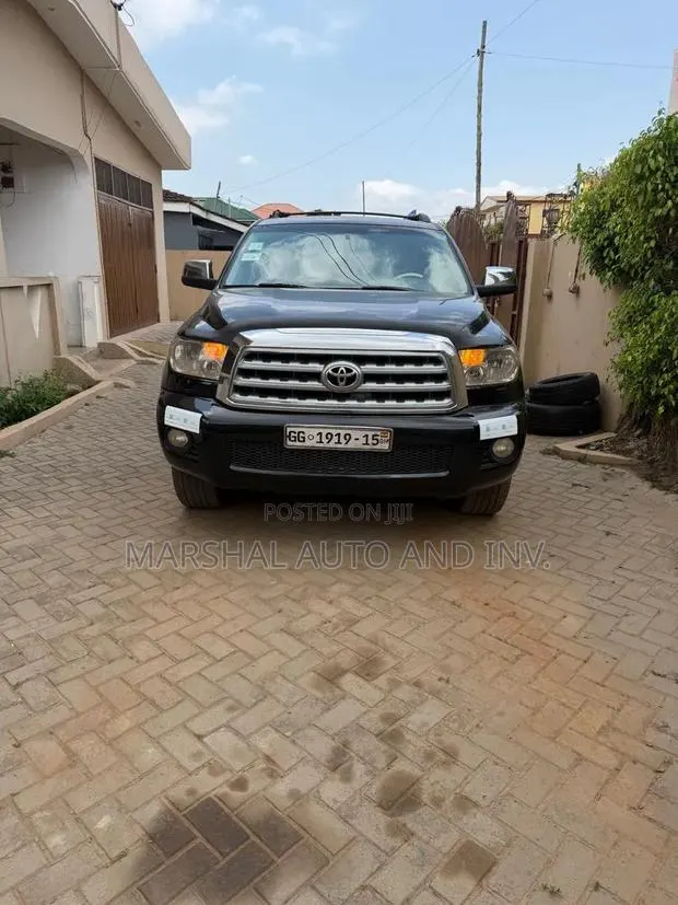 Toyota Sequoia SR5 4dr SUV 4WD (5.7L 8cyl 6A) 2012 Black · Photo 1