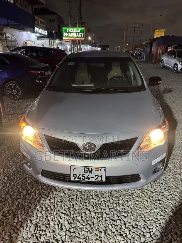 Toyota Corolla 2012 Silver · Photo 1