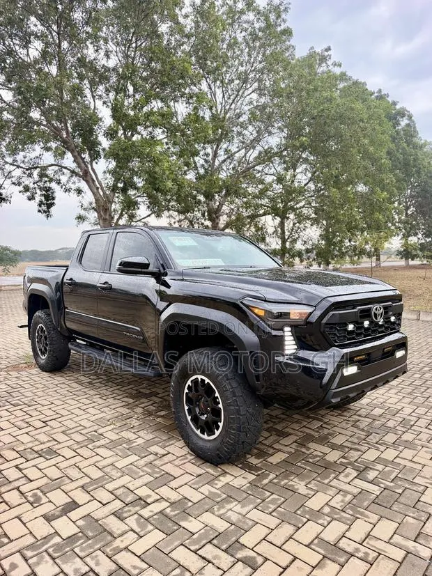Toyota Tacoma 2024 Black · Photo 1