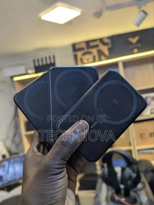 Anker MagGo Power Bank, Qi2 Certified 15W Fast MagSafe 10,000mAh · Photo 1