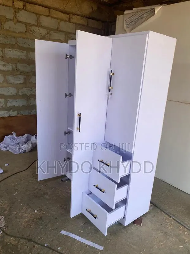 Neat 3 Doors Wardrobe · Photo 1